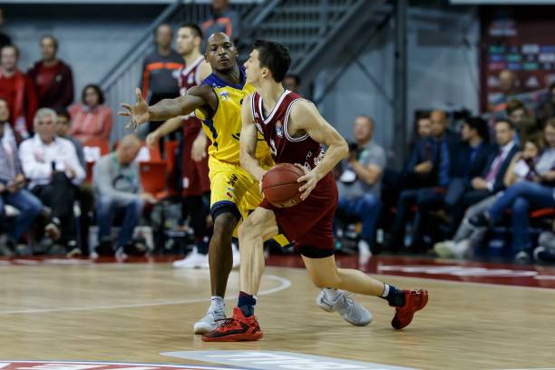 他通过一个 他通过一个